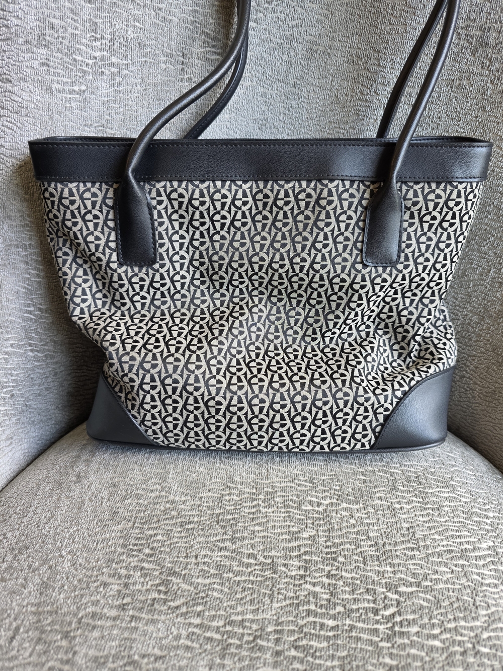 Beautiful Vintage Monogram Etienne Aigner Black Shoulder Handbag Clean!! - Picture 5 of 16
